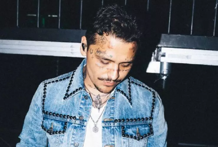 FOTO_ Christian Nodal presume rostro libre de tatuajes