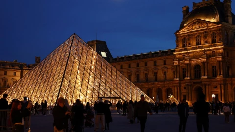 Vista del Museo del Louvre, en París, Francia.