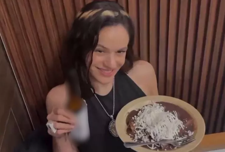 Rosalía disfruta de la gastronomía mexicana y come antojitos mexicanos con Latin Mafia en CDMX