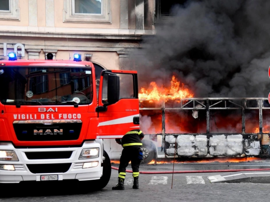 Explota autobús en Roma