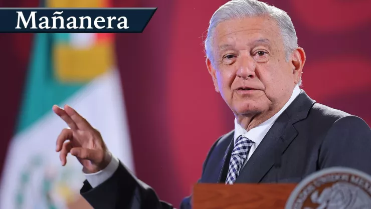 presidente Andr&eacute;s Manuel L&oacute;pez Obrador se&ntilde;alando y sonriendo, en el fondo de manera difuminada se observa la bandera de M&eacute;xico