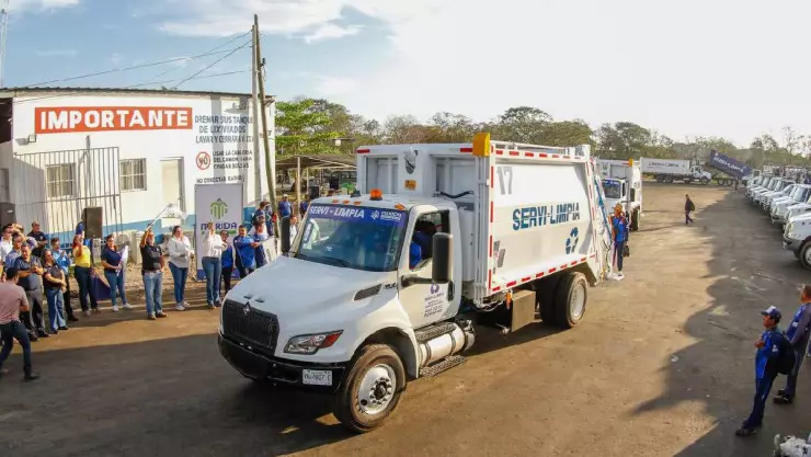 Cecilia Patrón entrega nuevas unidades para recolección de basura en Mérida