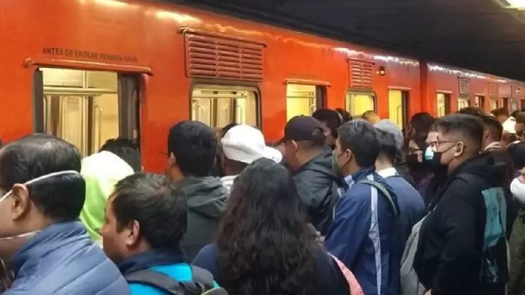 Usuarios reportan problemas en la Línea 8 del Metro CDMX hoy 23 de marzo de 2023.