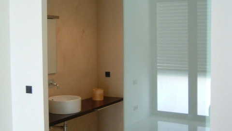 5 ideas para remplazar la puerta tradicional de baño por una corrediza: ideal para espacios pequeños