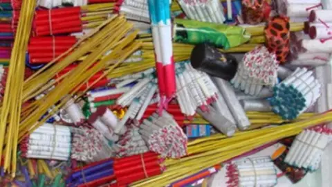 Por pirotecnia, adolescente pierde los dedos de ambas manos en Pachuca