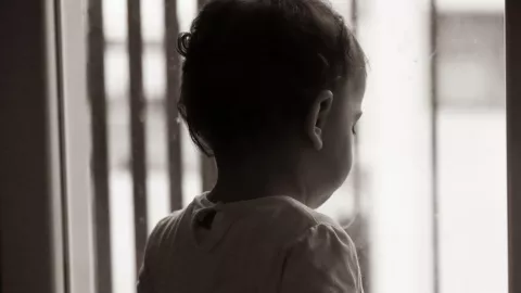 Mujer es investigada por forzar a trabajar en las calles de Guadalajara a sus hijos