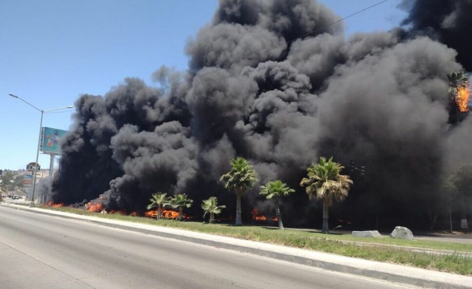 Explota pipa de combustible en Tijuana, conductor logra salvarse