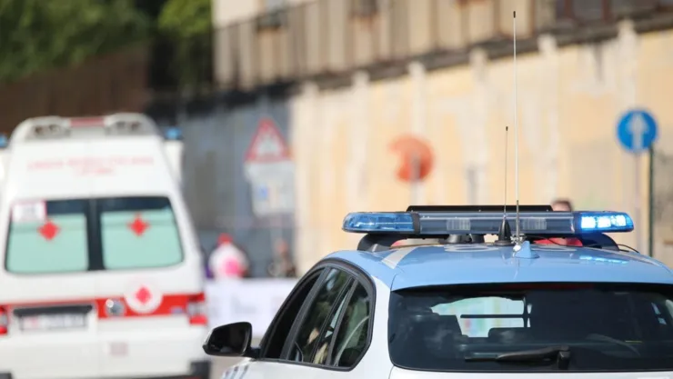 Un carro de policía llega a un hospital.