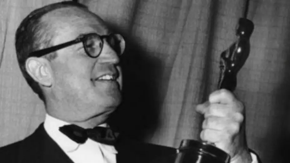 Emile Kuri con su estatuilla.