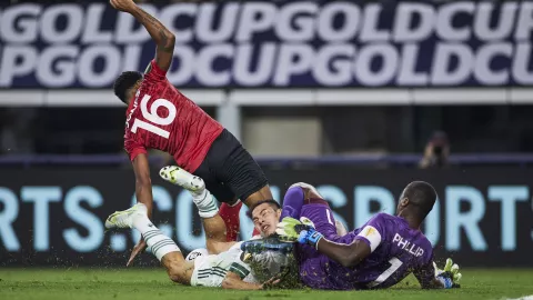 Hirving Lozano sufre escalofriante lesi&oacute;n 