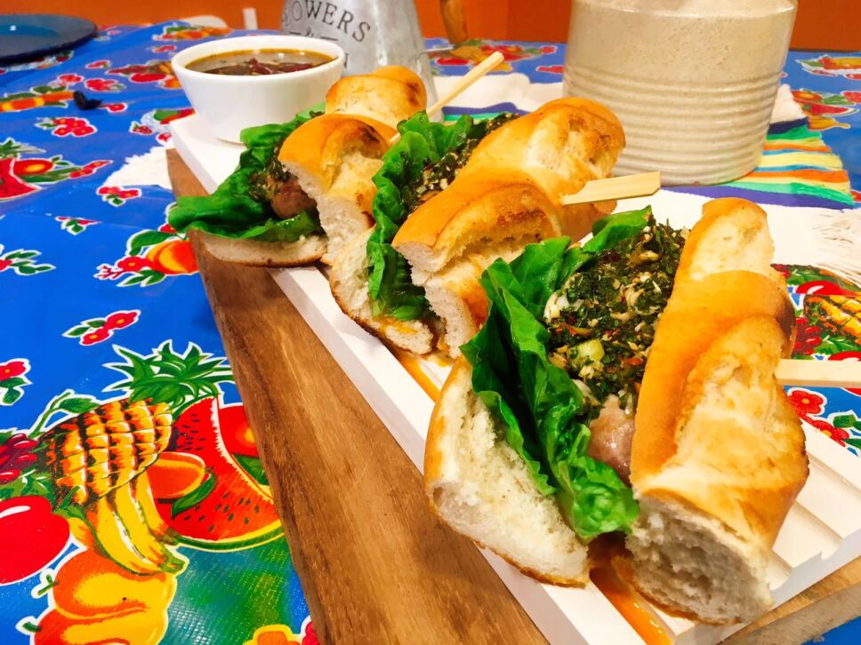 Choripan con Chili chimichurri, cocineros mexicanos