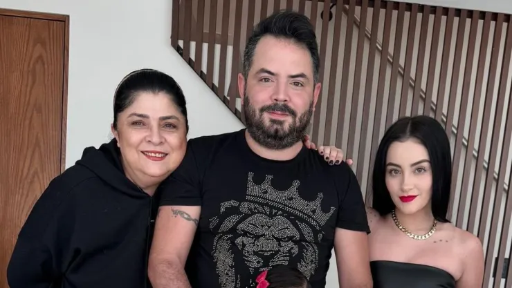 José Eduardo Derbez no le cede el asiento a su esposa; así reaccionó Paola Dalay