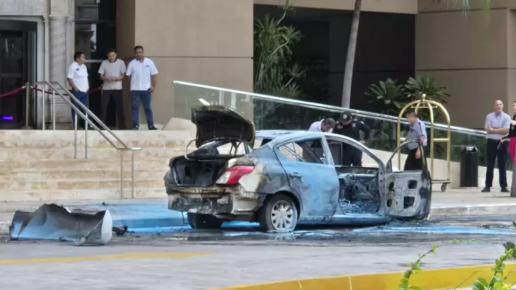 FOTO_ Incendio consume un taxi afuera de un conocido hotel