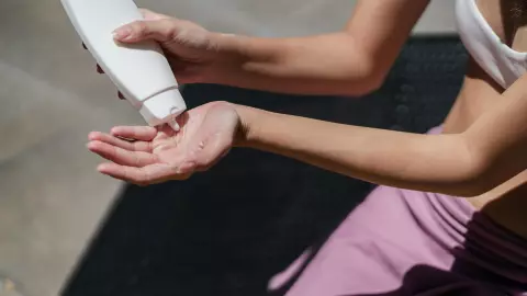 Para retocar el protector solar en crema puedes utilizar una esponja de maquillaje