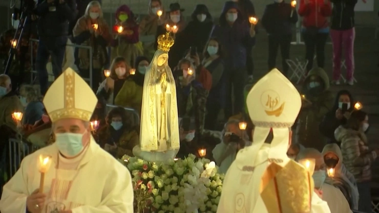Miles visitan a la Virgen de Fátima de Portugal.
