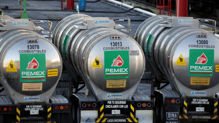 Camiones cisterna de la petrolera estatal de México, Pemex, se ven en la refinería Cadereyta en Cadereyta
