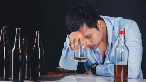 Alcohólico recibe implante de chip para dejar de beber alcohol