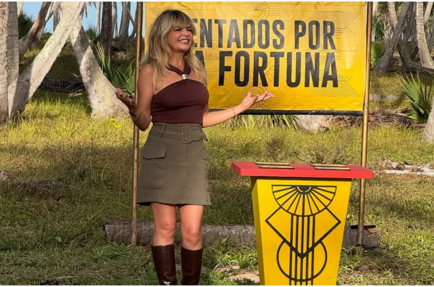 Los días de sol y calor invitan a mostrar un poco más de piel y con un top con cuello halter lograrás transformar tu look en algo fresco y sexy. El detalle metálico en el pecho rompe el estilo desértico y le da un toque de sofisticación a la rubia Itatí.