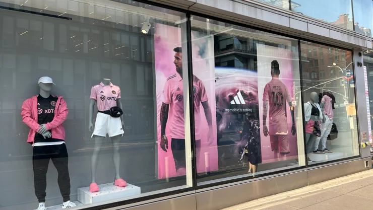 Messi con las playera del Inter de Miami.jpeg