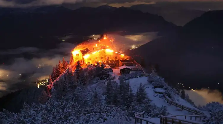 Incendio del “Nido del Águila” -construido para Adolf Hitler- en los Alpes bávaros.
