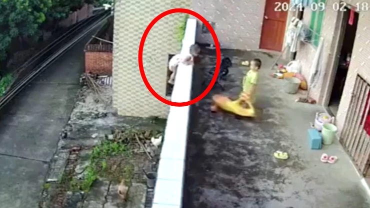 Niño cae de un balcón en China mientras jugaba sin supervisión: video