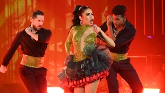 Lola Cortés y Espinoza Paz apreciaron profundamente el esfuerzo y talento de Isaveli, añadiendo una nota emotiva al final del espectáculo.