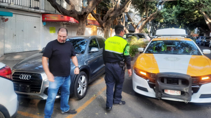Policía de CDMX infraccionando a un conductor
