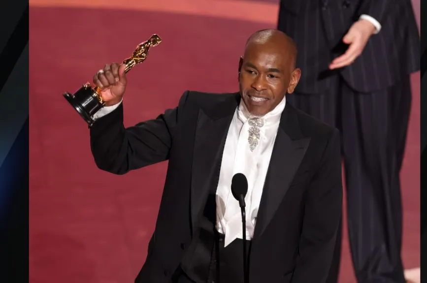 Paul Tazewell se convirtió en el primer hombre negro en ganar a Mejor Diseño de Vestuario, por su trabajo en ‘Wicked’ | Foto: Kevin Winter/Getty Images.