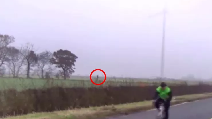 Ciclista criatura extraña