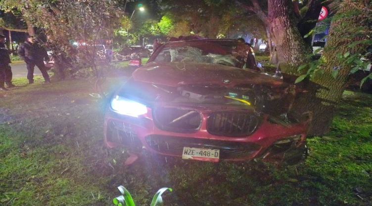 Madrugada llena de accidentes, arboles y mala conducción