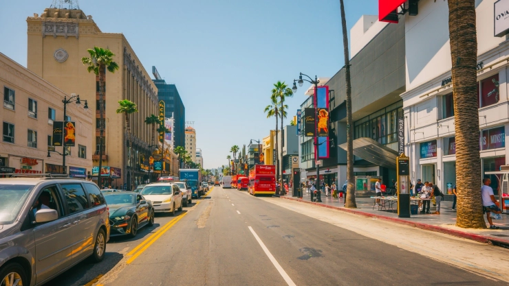 Fila de coches estacionados en barrio de Los Ángeles, California
