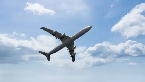 avión volando sobre nubes