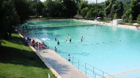 el establecimiento de Deep Eddy Pool junto a niños difrutando del agua.