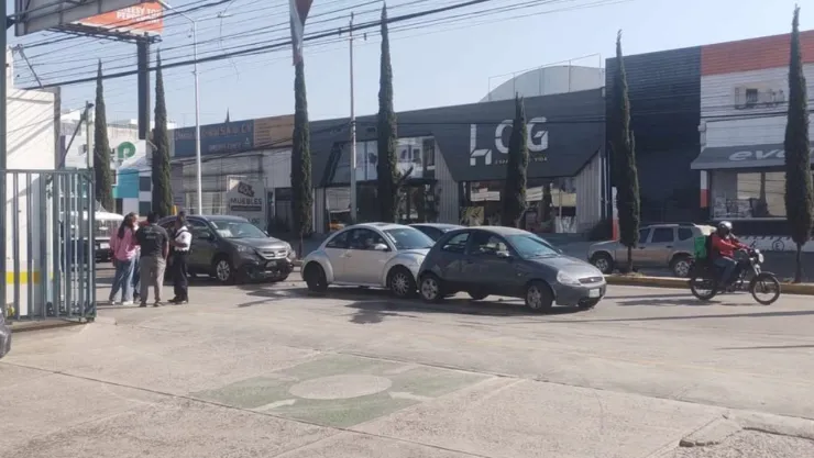 Choque por Alcance en Calzada Zavaleta, Puebla: Causante de Tráfico en la Zona
