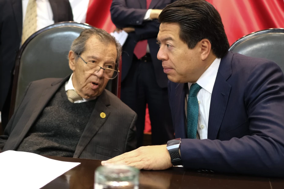 El diputado Porfirio Muñoz Ledo y el diputado Mario Delgado, coordinador de Morena en la Cámara de Diputados, durante la Sesión de la Comisión Permanente.