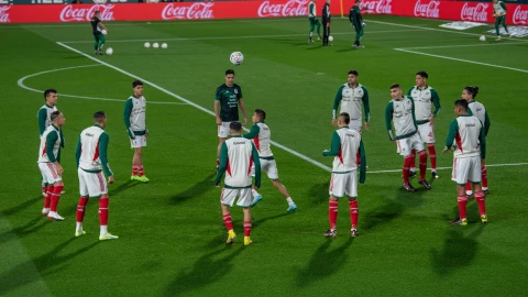 Jugadores de la Selección Mexicana calentando