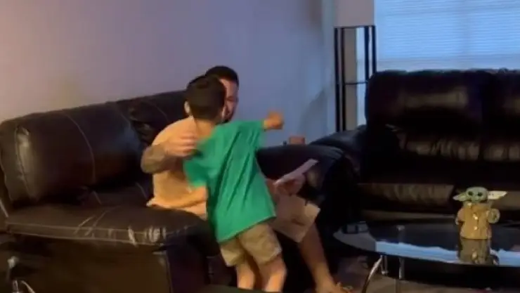 Niño le hace propuesta de adopción a su padrastro (VIDEO)