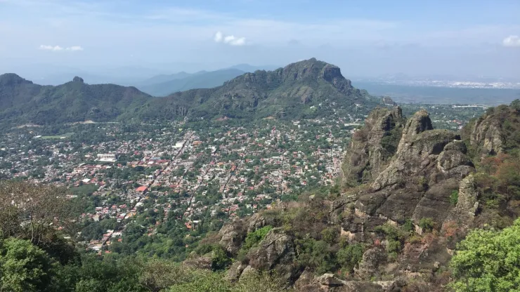Tepoztlán, Pueblo Mágico desde 2002, deslumbra por su historia, paisajes montañosos y tradiciones llenas de encanto.