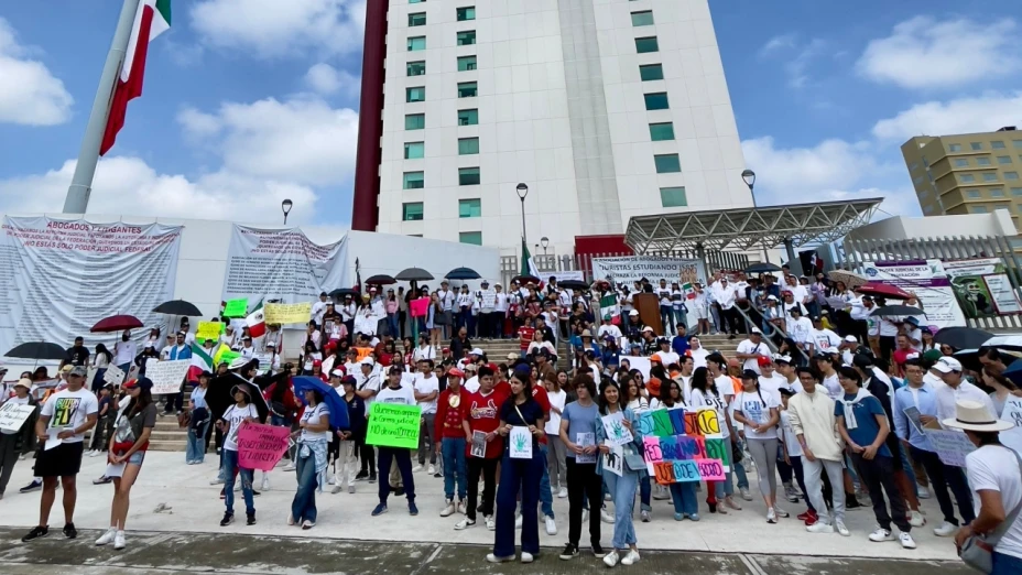 Universitarios de Puebla en apoyo a la democracia y al PJF