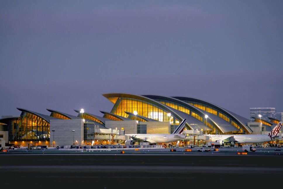 El aeropuerto de Los Ángeles, EUA vacunará a todos los viajeros