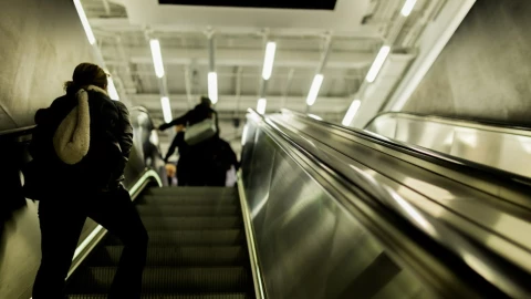 Menor pierde un dedo por jugar en escaleras eléctricas.png