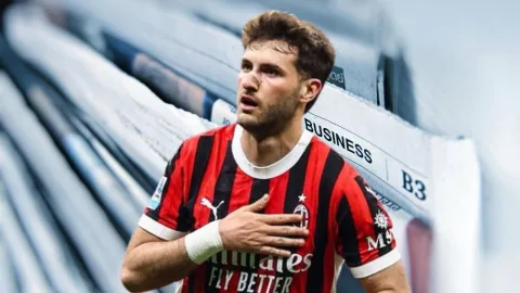 Santiago Giménez regresó a la pretemporada del Milan con olfato goleador.