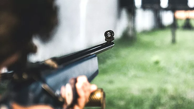 Hombre mata con rifle a sus hijos