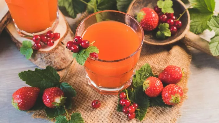 Refuerza tus defensas de manera natural con este jugo de frutas