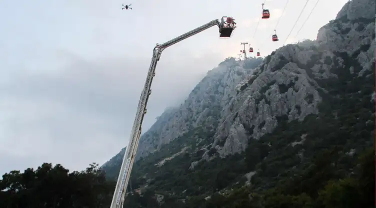 Rescatistas trabajan con pasajeros varados en un teleférico de Turquía.