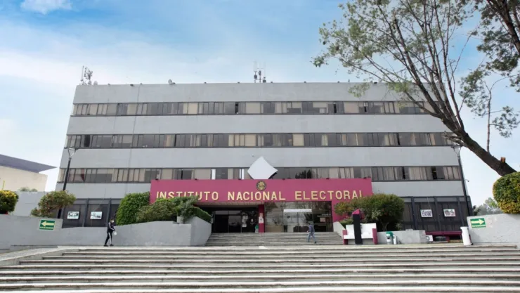 Morena exige al INE que deje de usar el color rosa, esta es la razón