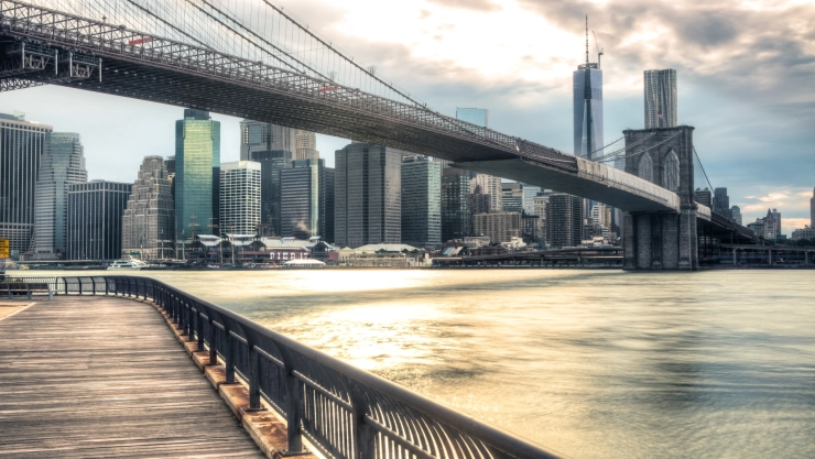 el skyline de la ciudad neyorkina sobre el puente Brooklyn.