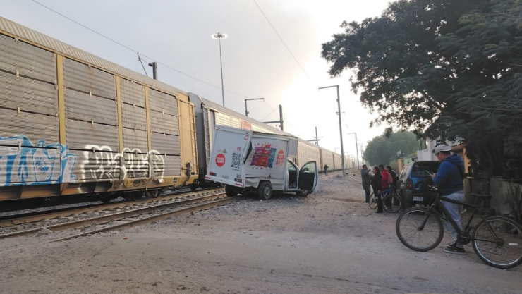 Tren embiste a camioneta repartidora en Santa María Magdalena