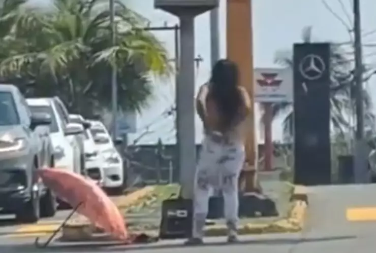 Mujer se quita la ropa en Boca del Río