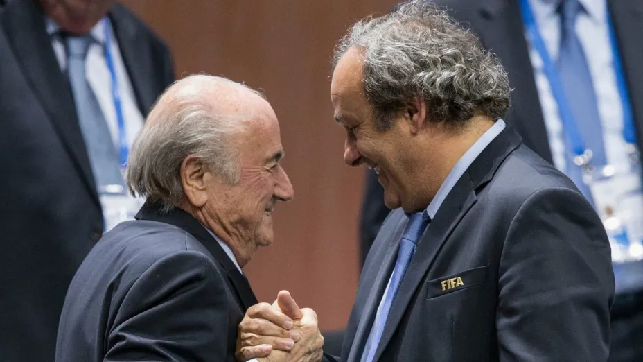 Joseph Blatter y Michel Platini 29 de mayo de 2015 Foto Patrick B. Kraemer AP archivo.jpg
